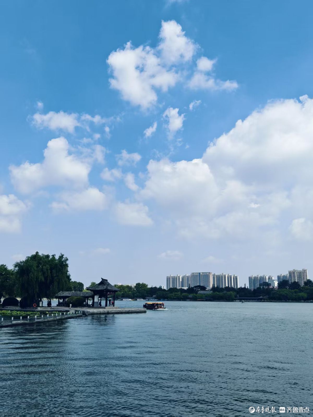 初夏的明湖美景，碧水蓝天