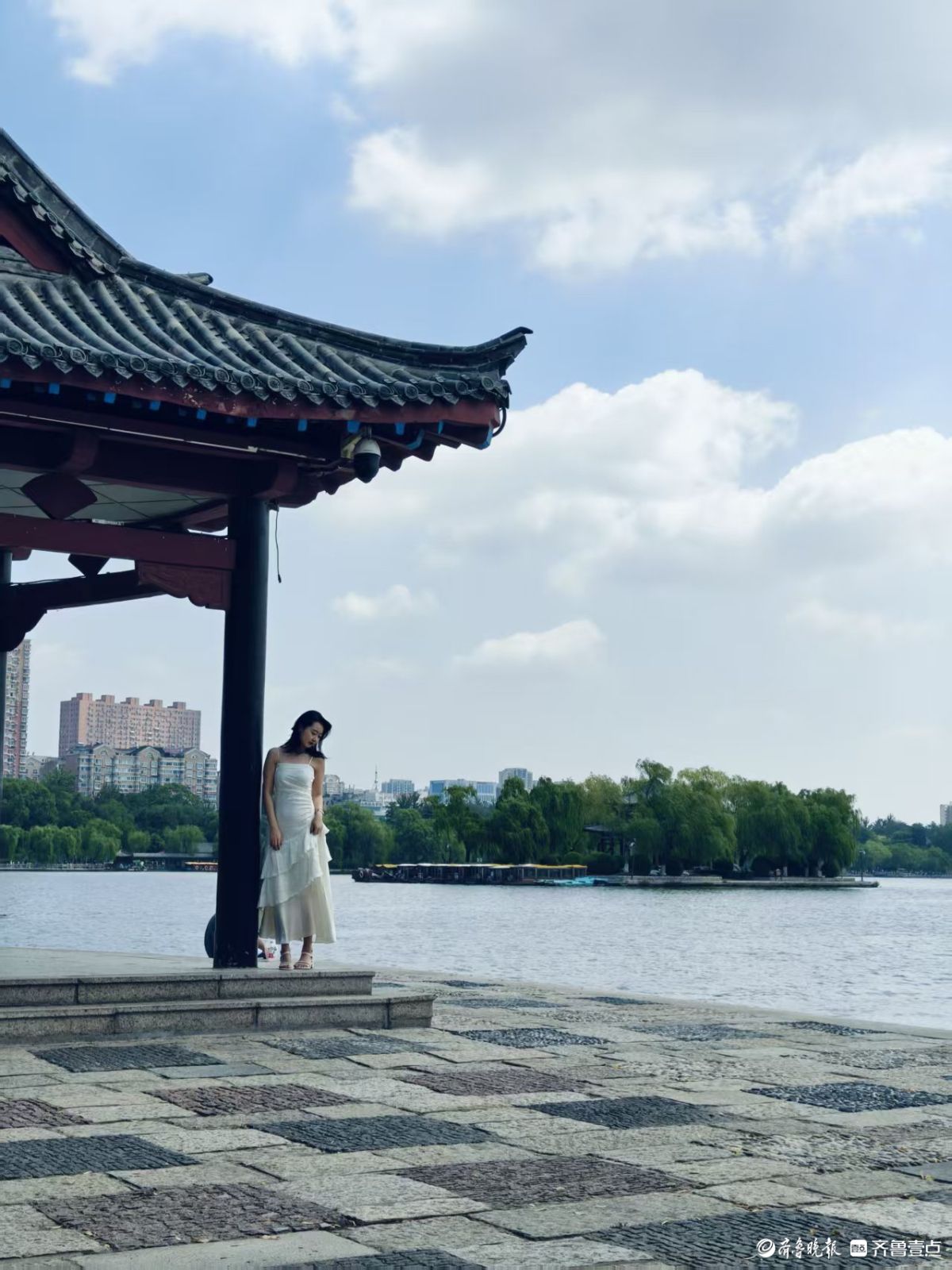 初夏的明湖美景，碧水蓝天