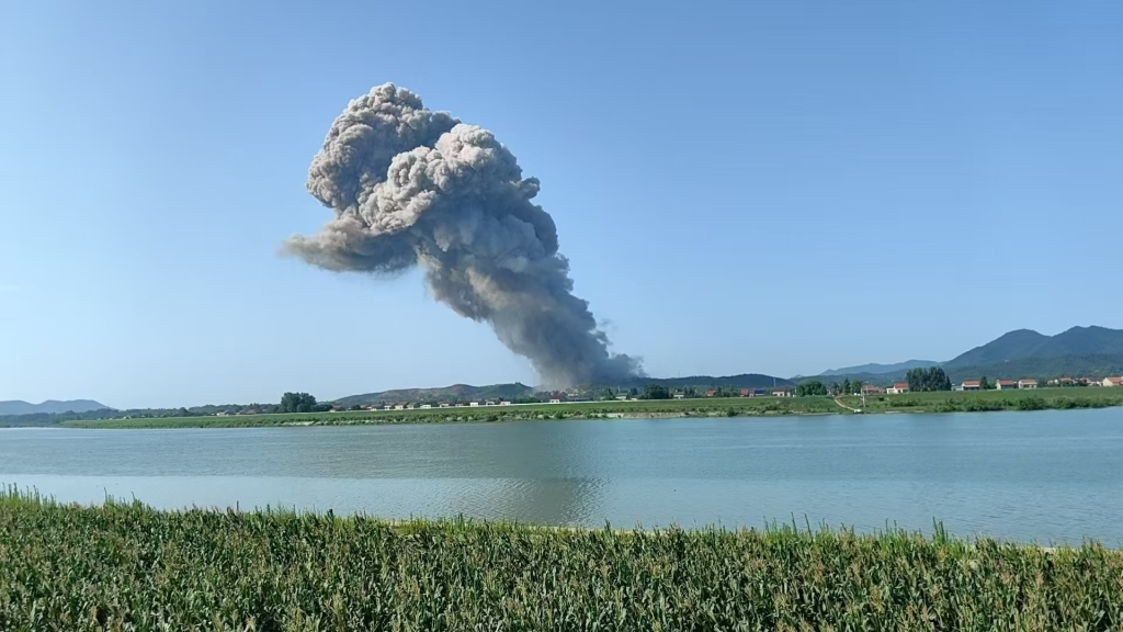 常德临澧一花炮厂爆炸事故：2名人员被困，已救出1人
