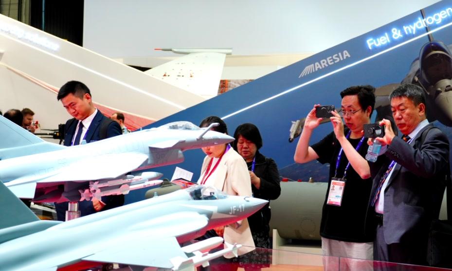 歼-10CE等亮相巴黎航展，见证中国航空“高光时刻”