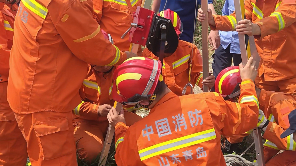 果然视频丨老人捡麦穗时不慎坠入井中，消防员用三脚架将其救出