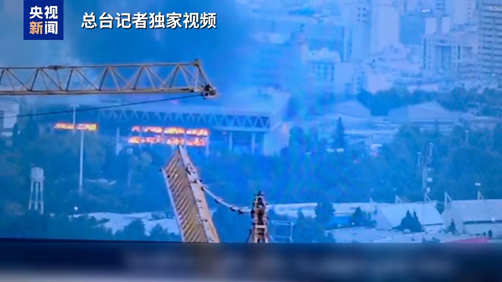 伊朗国家电视台直播时遭空袭，目前直播已恢复，多名员工受伤