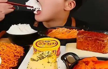 两个小时直播吃几十斤食物，“大胃王”吃播为何管不住？