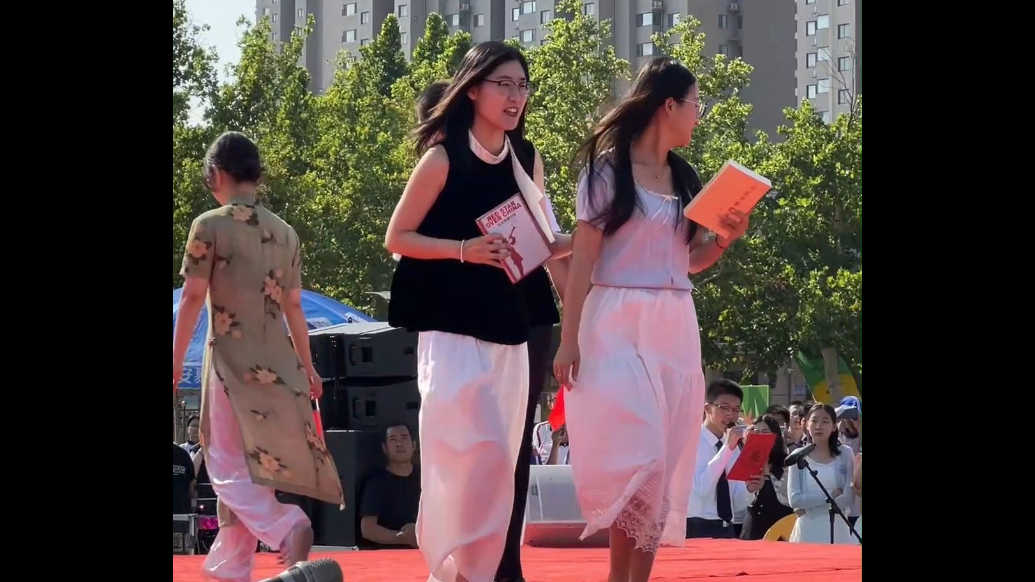 果然视频｜德州：毕业典礼变T台，教师走秀来上分