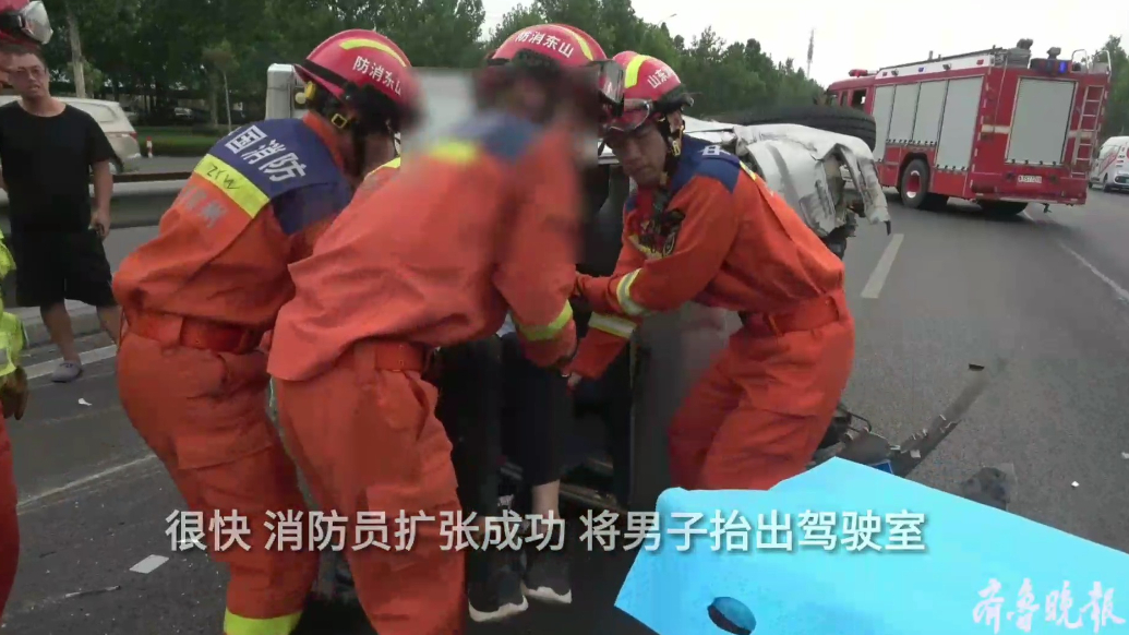 果然视频|货车失控侧翻路上，消防员到场救出被困者