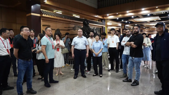 国际调研团雨中探访古贝春 老字号匠心与美酒赢得赞誉