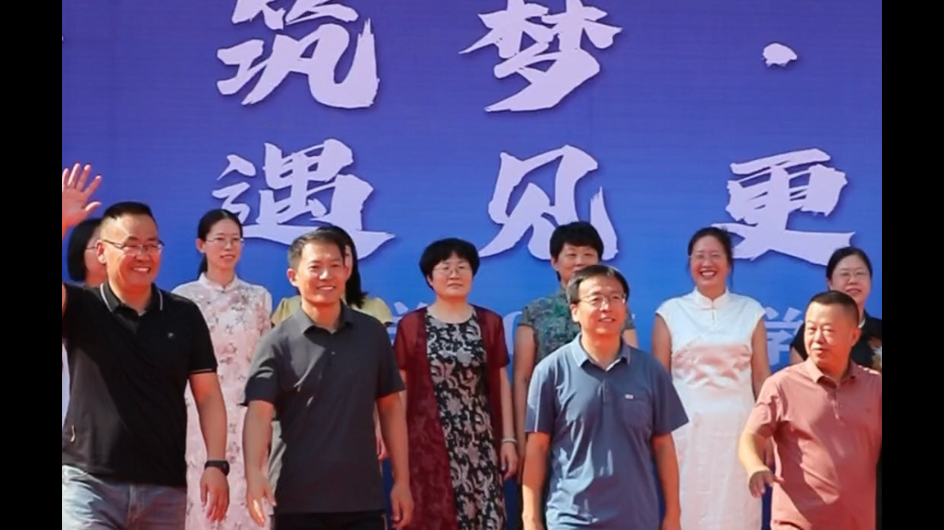 果然视频｜教师团队精彩走秀 给毕业班学生留美好回忆
