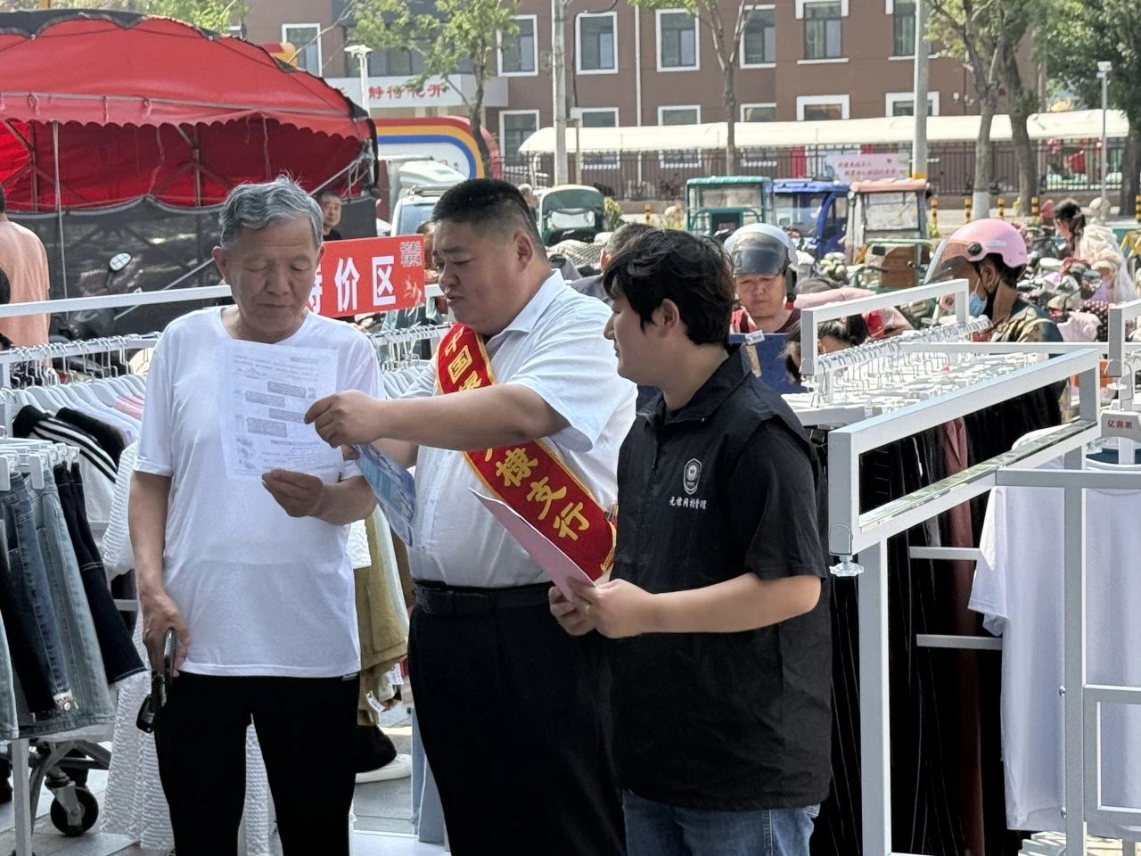 无棣县商城社区联合中国银行开展防诈骗宣传活动