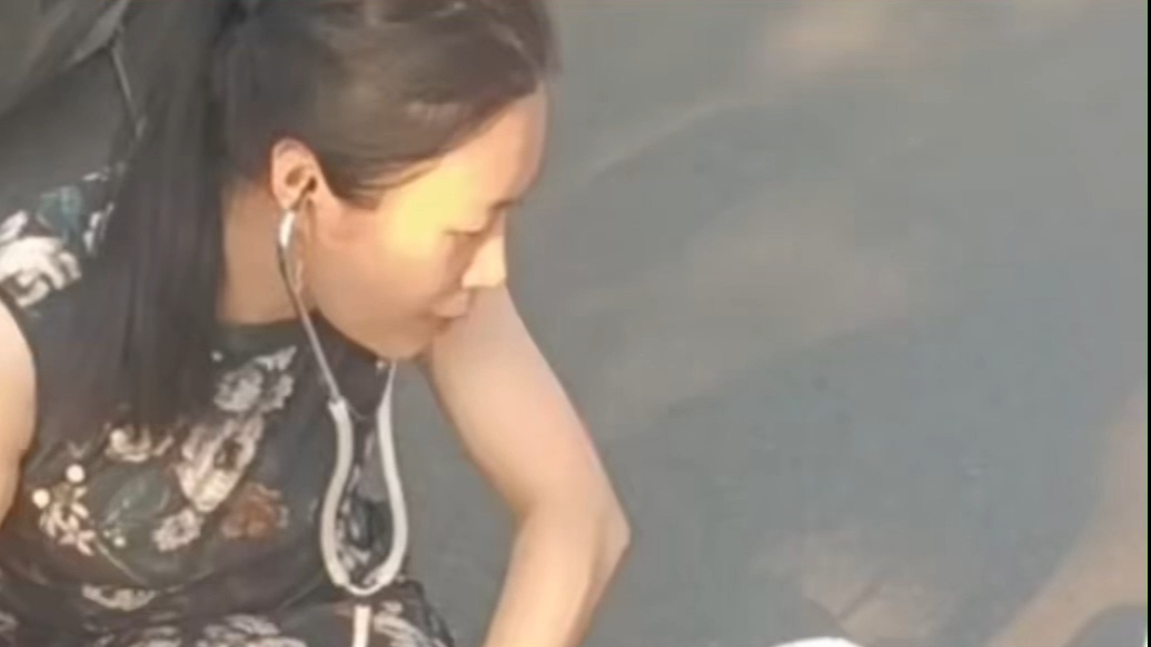 果然视频丨日照东港：女孩街头突然晕倒，热心路人接力救助