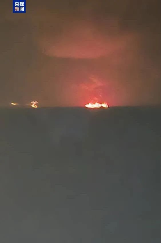 三艘船在霍尔木兹海峡附近海域起火