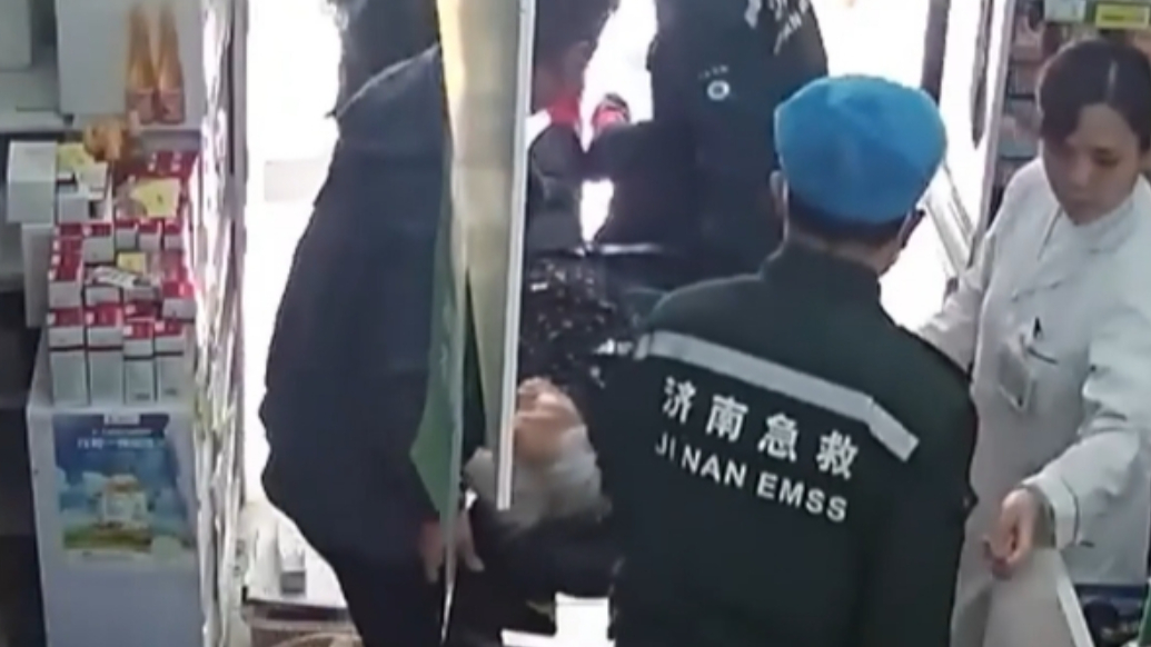 果然视频丨70岁老人药店内突发晕厥，药店员工上演“黄金救援”