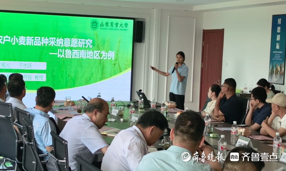 山东一高校把毕业答辩“搬”到田间地头，种粮农户现场“考”学生