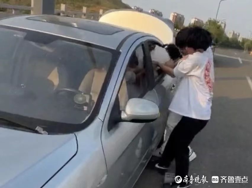 女孩被困车内高温缺氧接近昏迷，日照岚山区三名学生紧急破窗救人