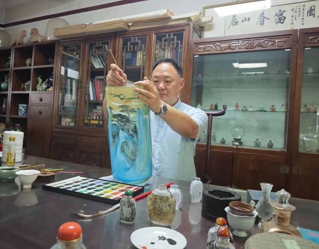 淄博琉璃进国博｜张路华：琉璃瓶里绘乾坤