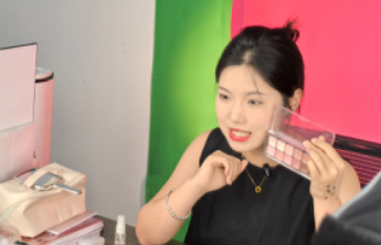 职教先锋｜一年带货近200场！揭秘职校生主播的台前幕后