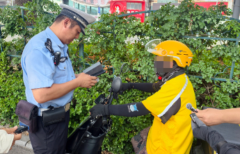 济南交警严查电动车、行人交通违法行为，外卖车违法将抄告登记