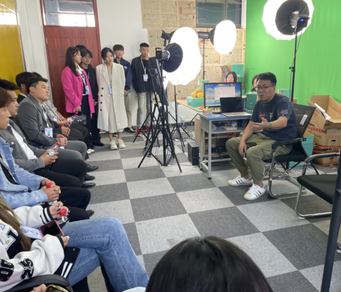 6·18购物节的火爆，让山东劳动职业技术学院电子商务专业“现代学徒制班”再度成为焦点。这个录取线仅410分的高职院校，为何能培养出被企业争抢、起薪过万的“主播天团”？记者深入探访发现，这里不像传统校园，更像一个大型直播基地，而这正是该校破解直播人才培养难题的密码。