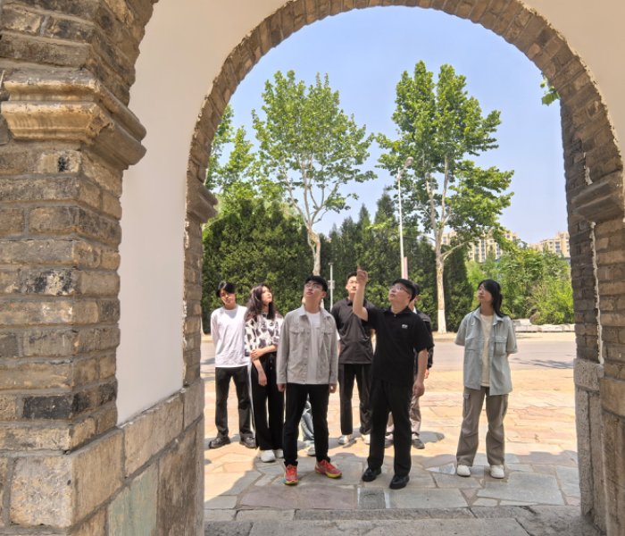 在大家的传统认知里，古建筑专业似乎总带着一层神秘而缓慢的滤镜：老师傅们头戴安全帽，身着朴素工装，在斑驳的屋檐下，用最传统的技艺，小心翼翼地修补着历史的裂痕。然而，山东城市建设职业学院的古建筑工程技术专业，却像一股清流，打破了这一固有印象。记者进行了揭秘。