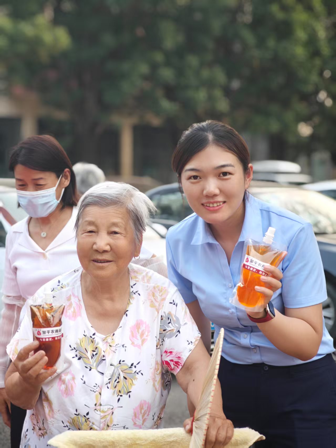 邹平农商银行：暑热“梅”关系，一路送清凉