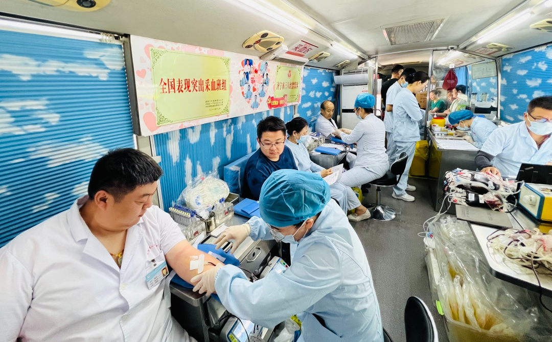 热血涌动！济宁市第二人民医院医务人员献血传递“生命礼物”