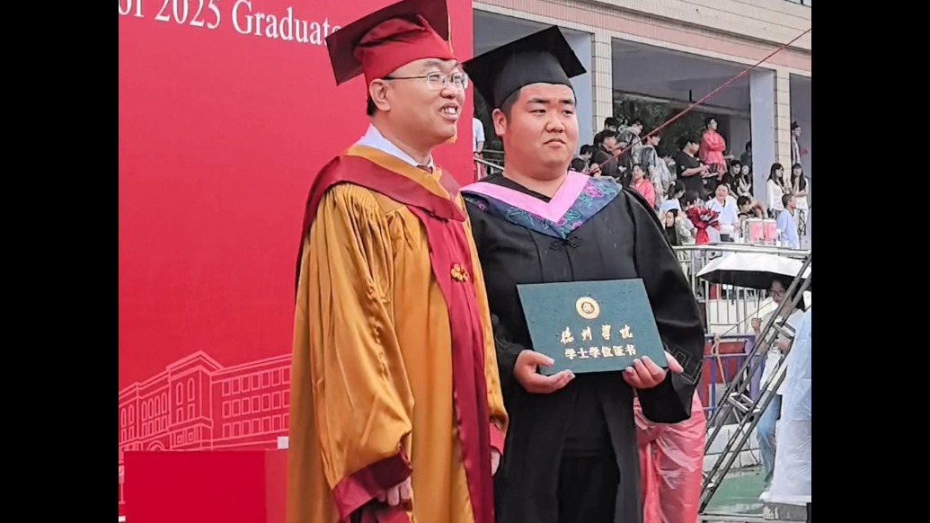 果然视频｜高校毕业生抱起校长举高高，台下一片欢呼