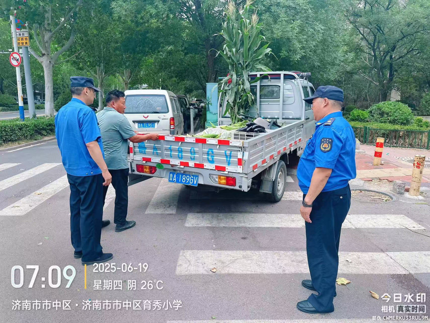 十六里河：站好 “护学岗”，保障学生出行安全  