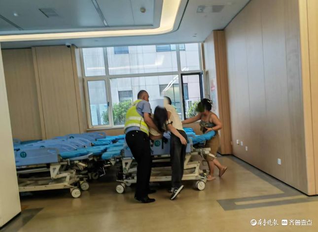 “快救救孩子……”聊城街头，警车一路呼啸直奔医院