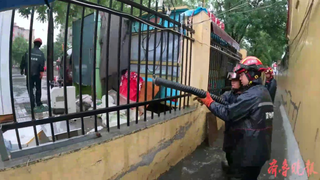 果然视频|小区因强降雨出现积水，消防员迅速排涝化解险情