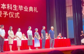 毕业典礼请宿管大爷食堂小哥登台，有意义的“最后一课”