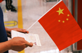 首架接返自伊朗撤离中国公民临时航班抵京