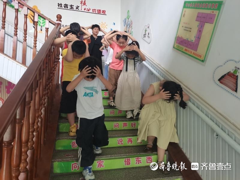 滕州市西岗镇中心幼儿园北园开展防震安全演练