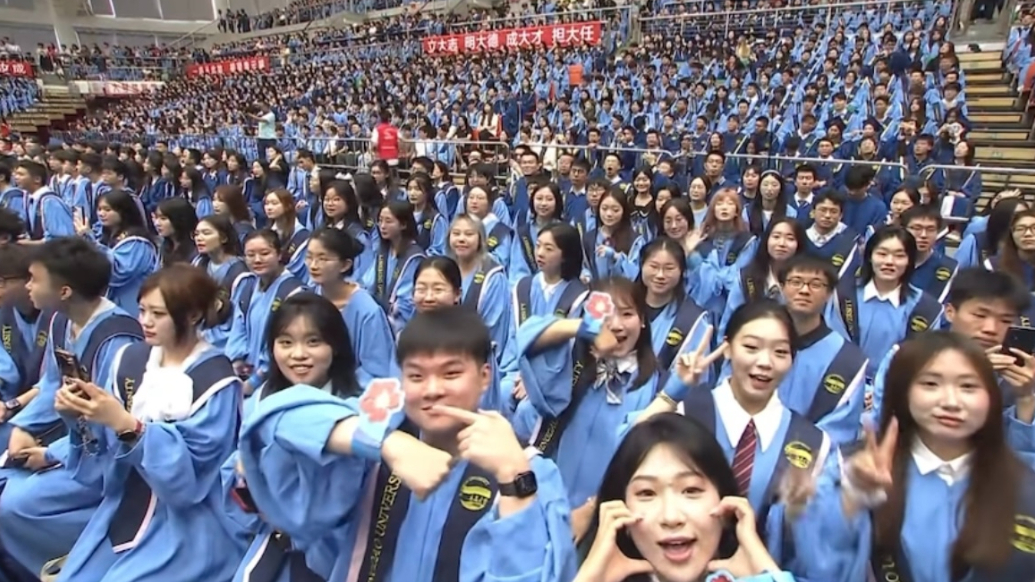 果然视频｜青岛大学毕业典礼 《送你一朵小红花》温暖开唱