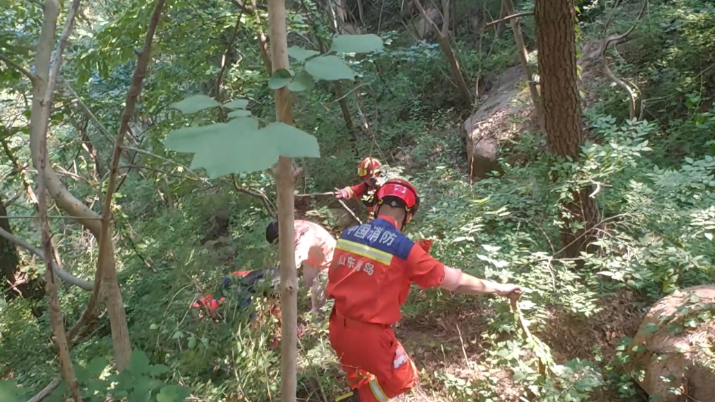  果然视频丨3名初中生中考后摸黑爬崂山迷路，消防员护送下山