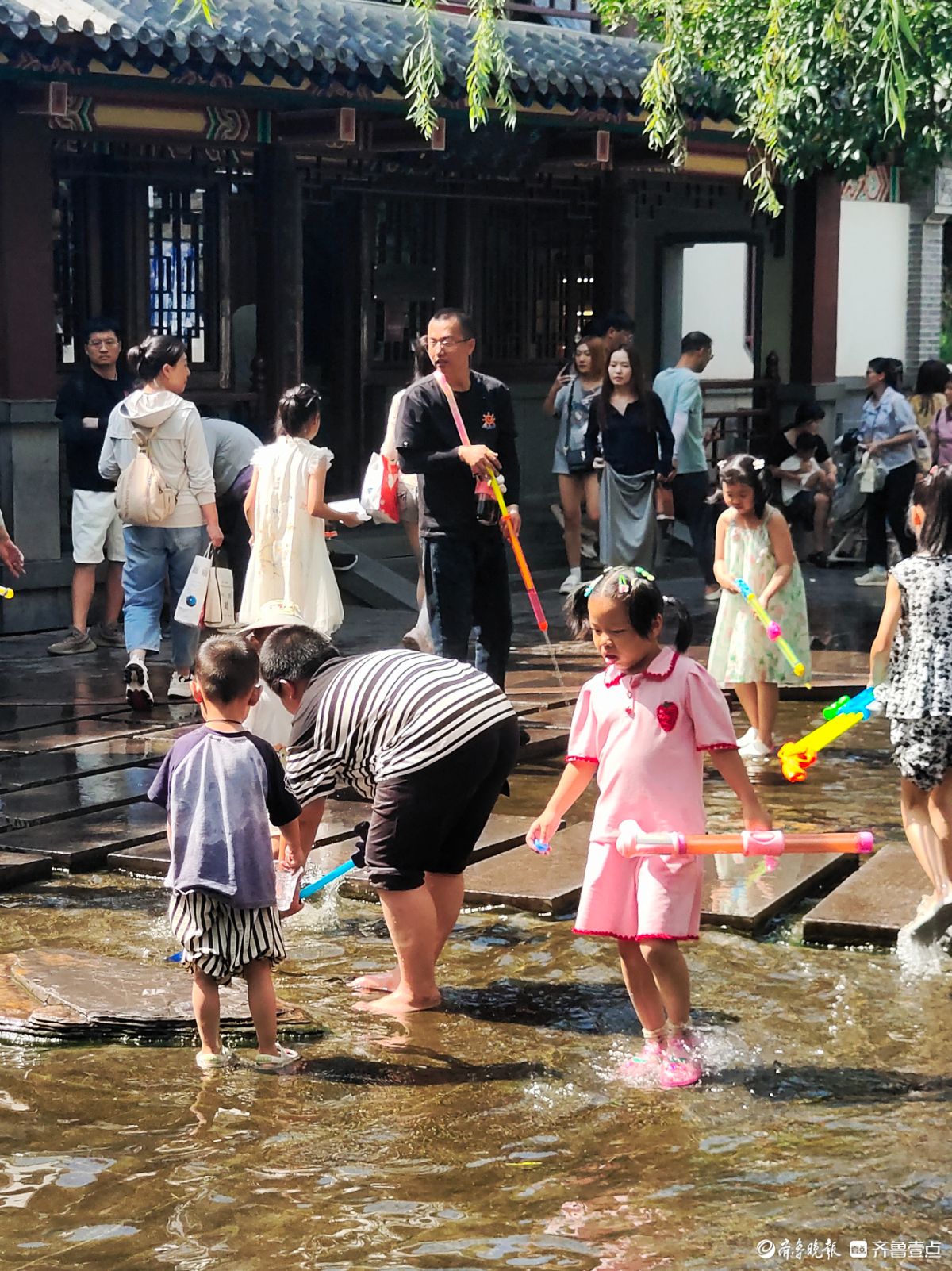 趵突泉亲水区域，小儿清凉一夏