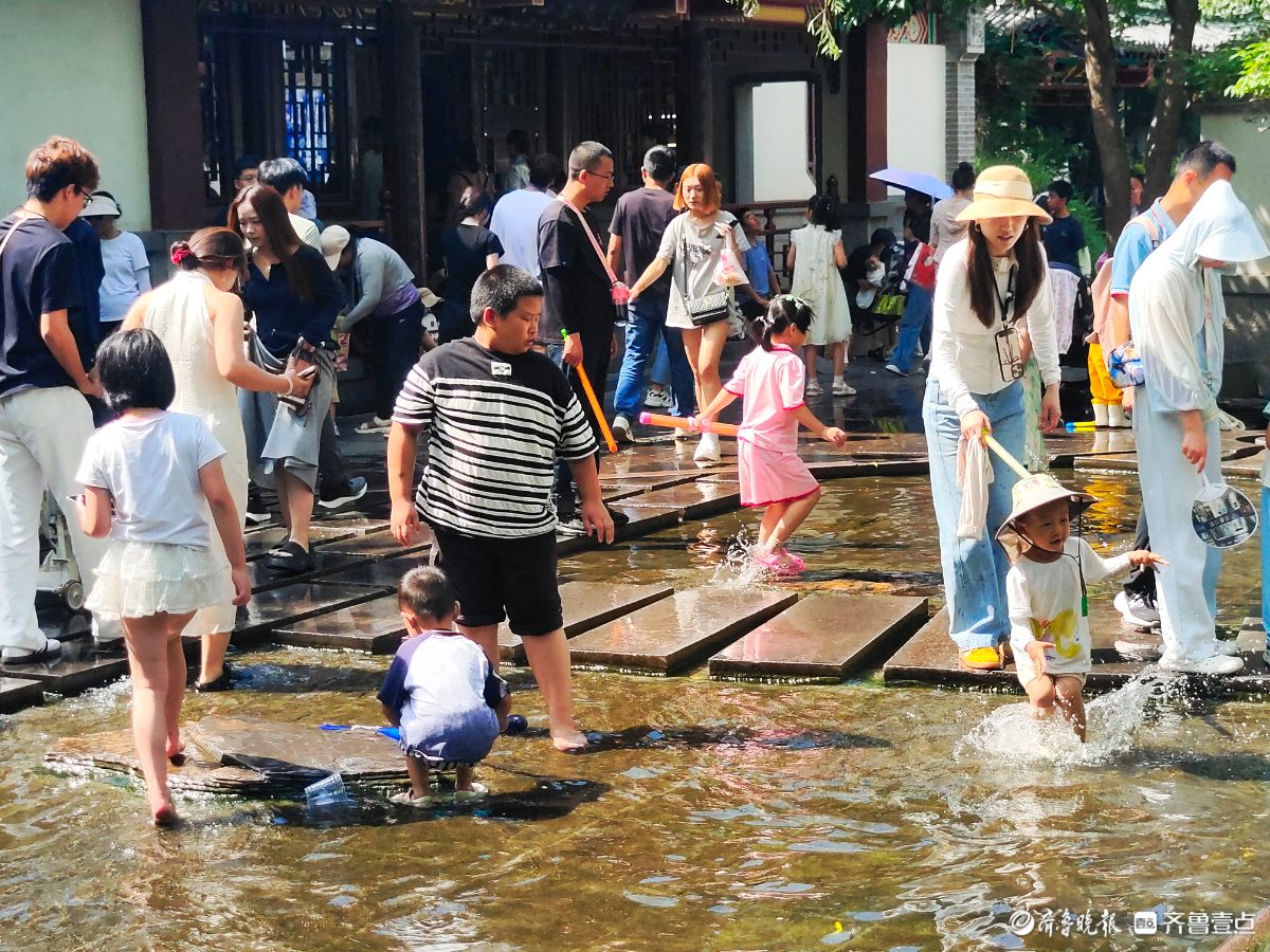 趵突泉亲水区域，小儿清凉一夏