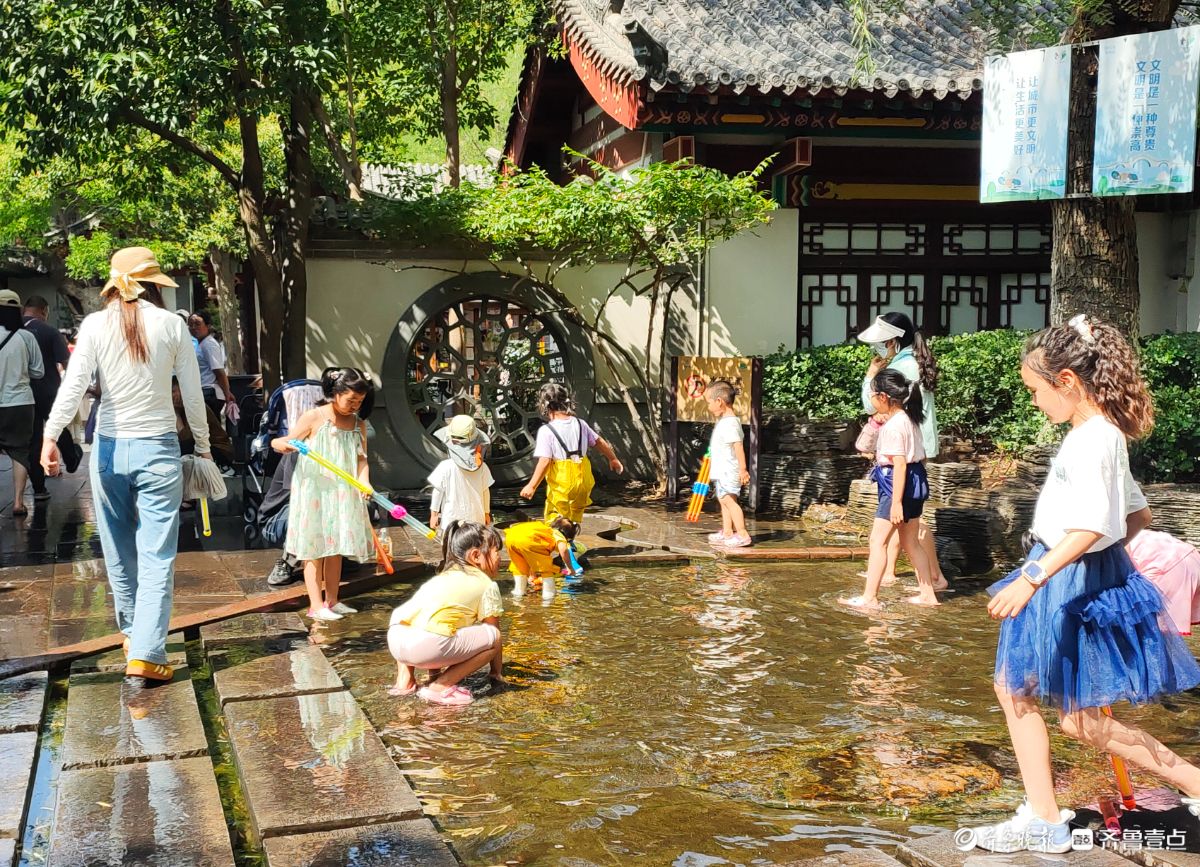 趵突泉亲水区域，小儿清凉一夏