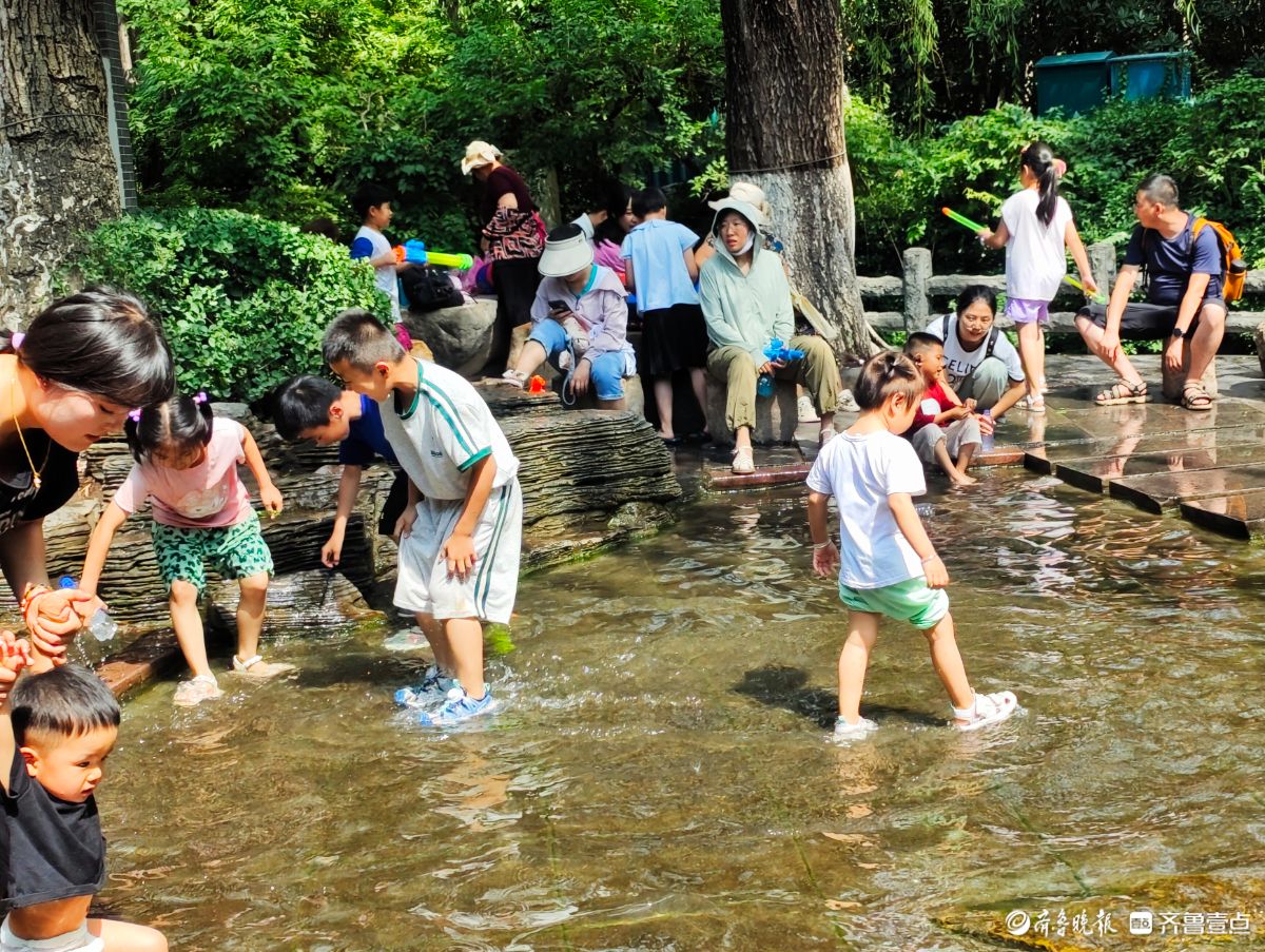 趵突泉亲水区域，小儿清凉一夏