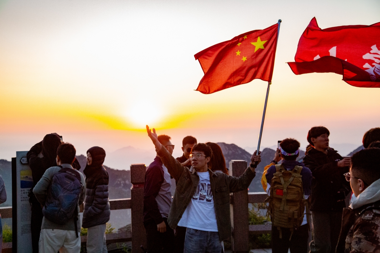 记者体验龟蒙“夜爬”，千名追光者同攀登