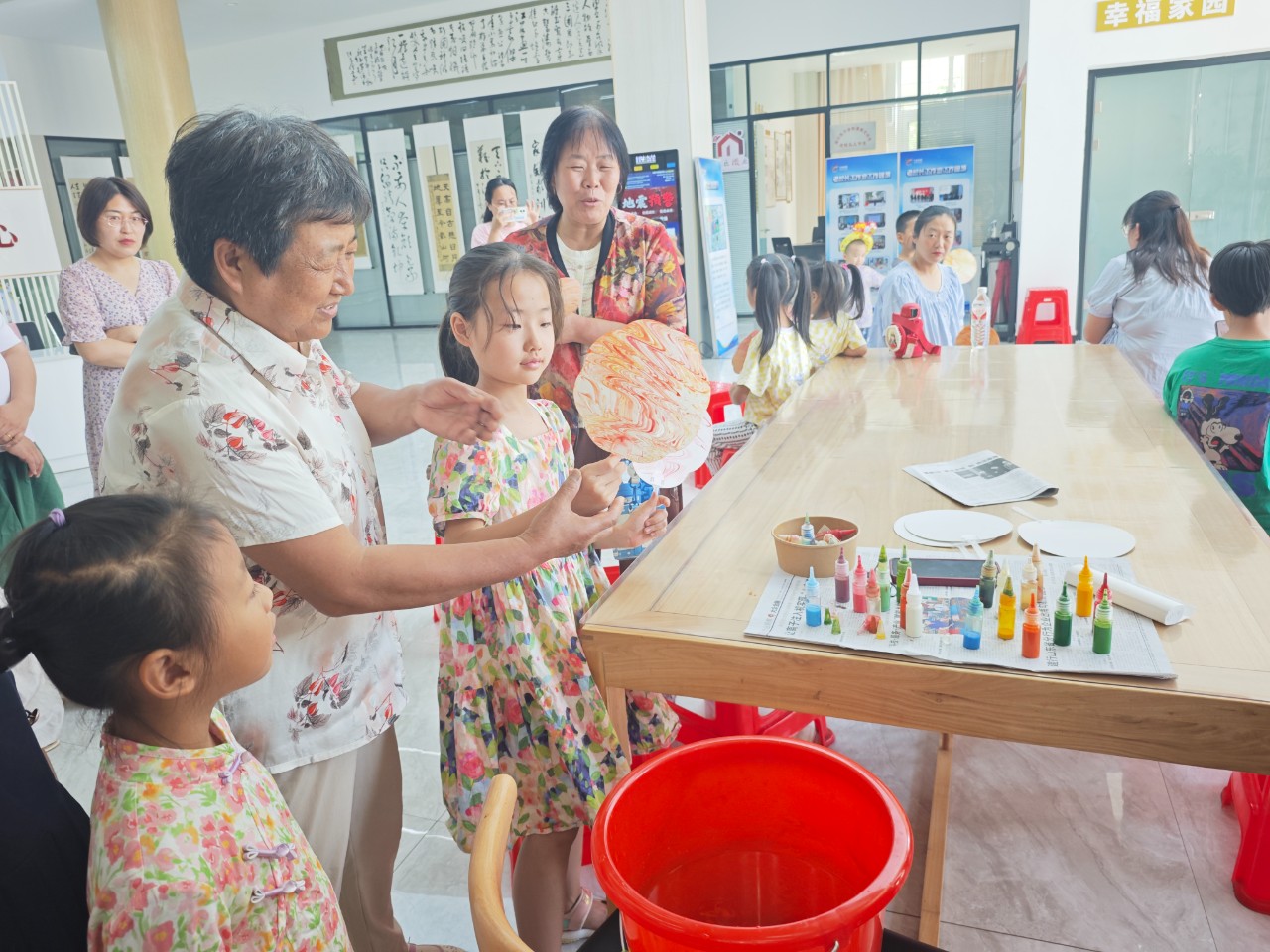 东营市河口区六合街道崇文社区：漆艺扇影，指尖上的家庭文化传承