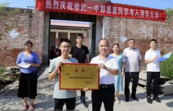 男生北大退学又考上清华，被质疑“挤占名额”，本人回应：专业不喜欢，我有权利退后一步
