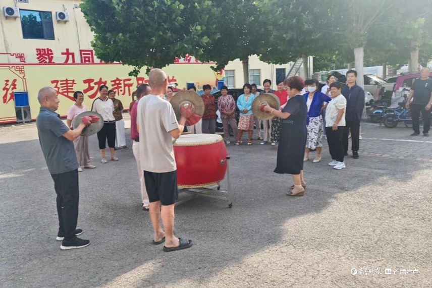 德州天衢新区赵虎镇开展“麦花香里庆丰年”敲大鼓活动