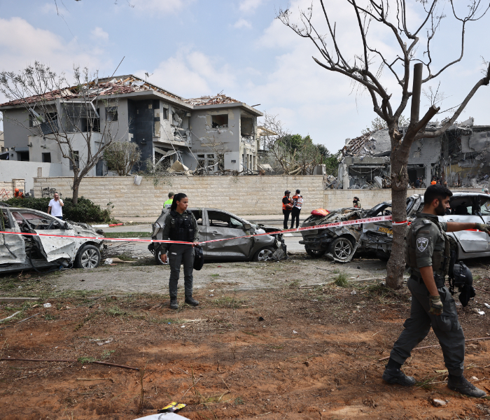 美国总统特朗普23日傍晚在社交媒体“真实社交”上宣布，以色列和伊朗已就“全面彻底停火”达成一致，这场为期12天的冲突即将结束。伊朗外长阿拉格齐24日在社交媒体上说，尚未达成任何关于停火或停止军事行动的“协议”，关于停止军事行动的最终决定将在稍后作出。