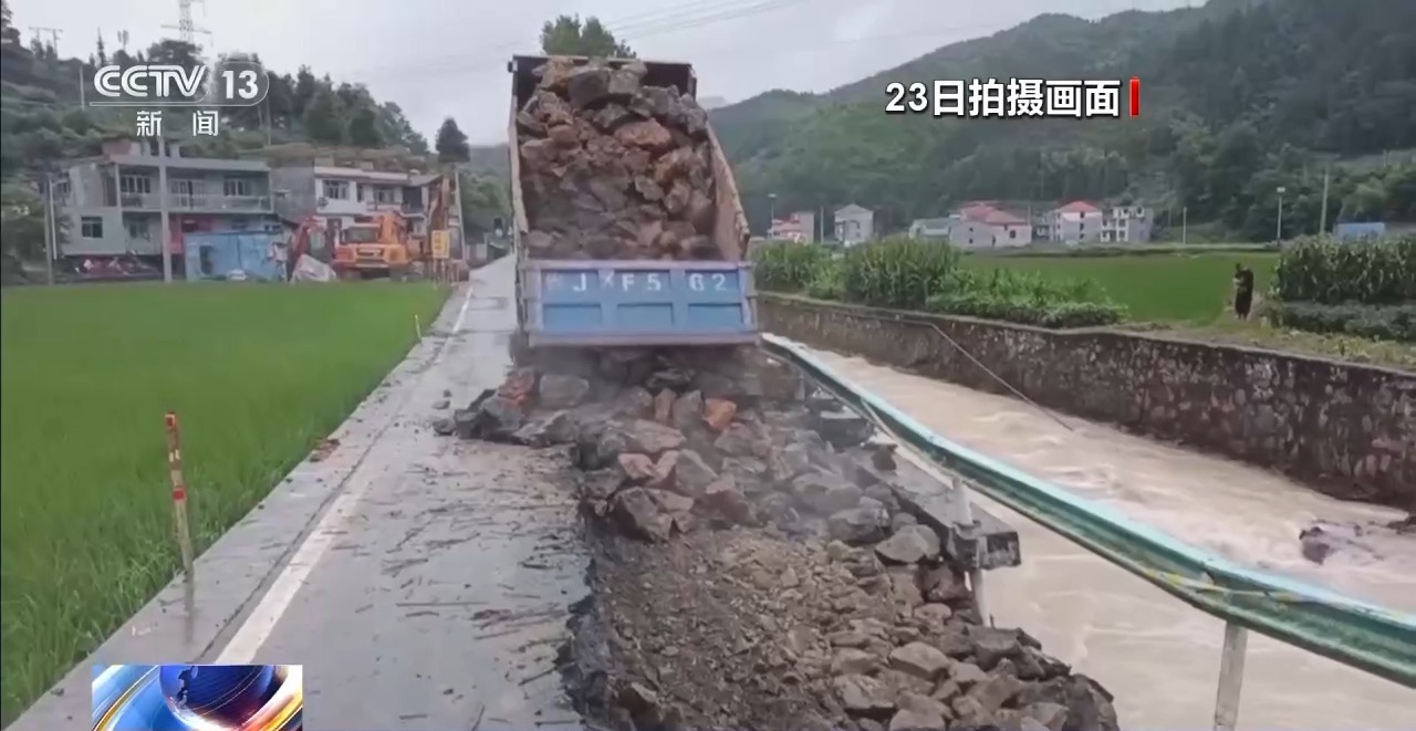 贵州天柱强降雨致多处公路塌方，目前路段已恢复通行
