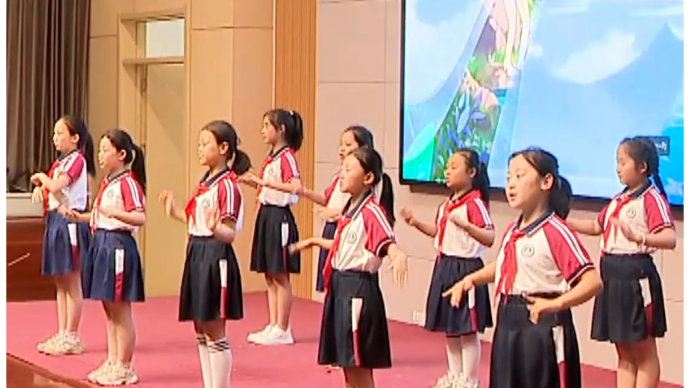 学生共跳防溺水手势舞