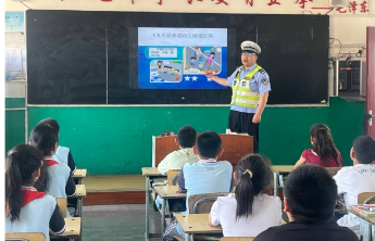 泰安交警城东大队深入前燕村光彩小学开展进学校暑假第一课宣传活动