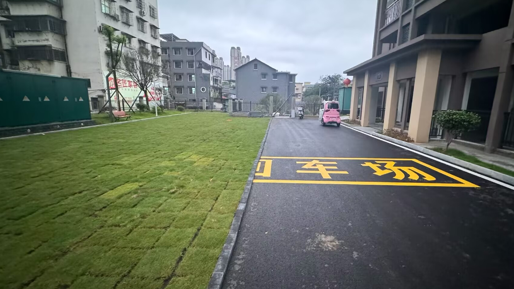 果然视频|沥青地面上铺草皮，业主质疑为应付验收！当地住建局回应
