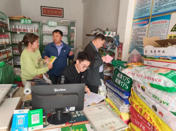 潍坊临朐3000台农机上阵抢收，机收效率达每小时8亩地