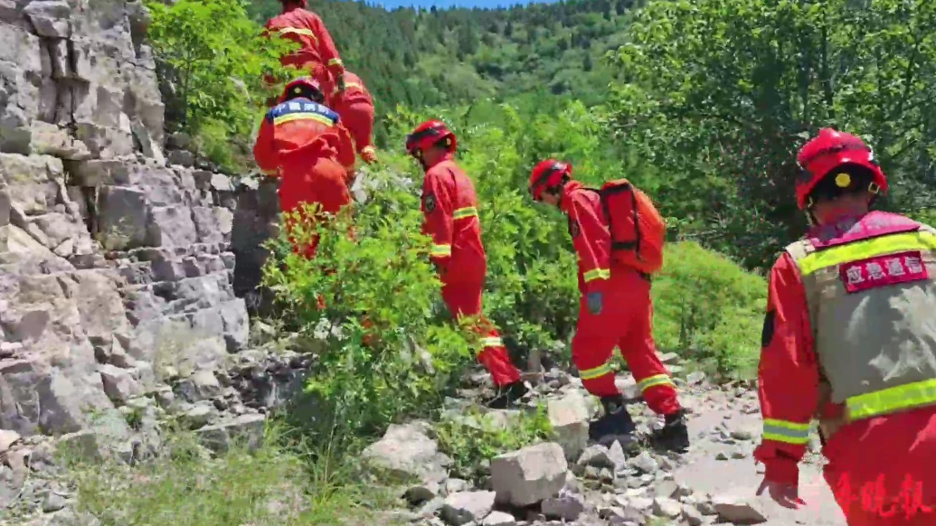 果然视频|俩人爬山迷路，消防员护送其安全下山