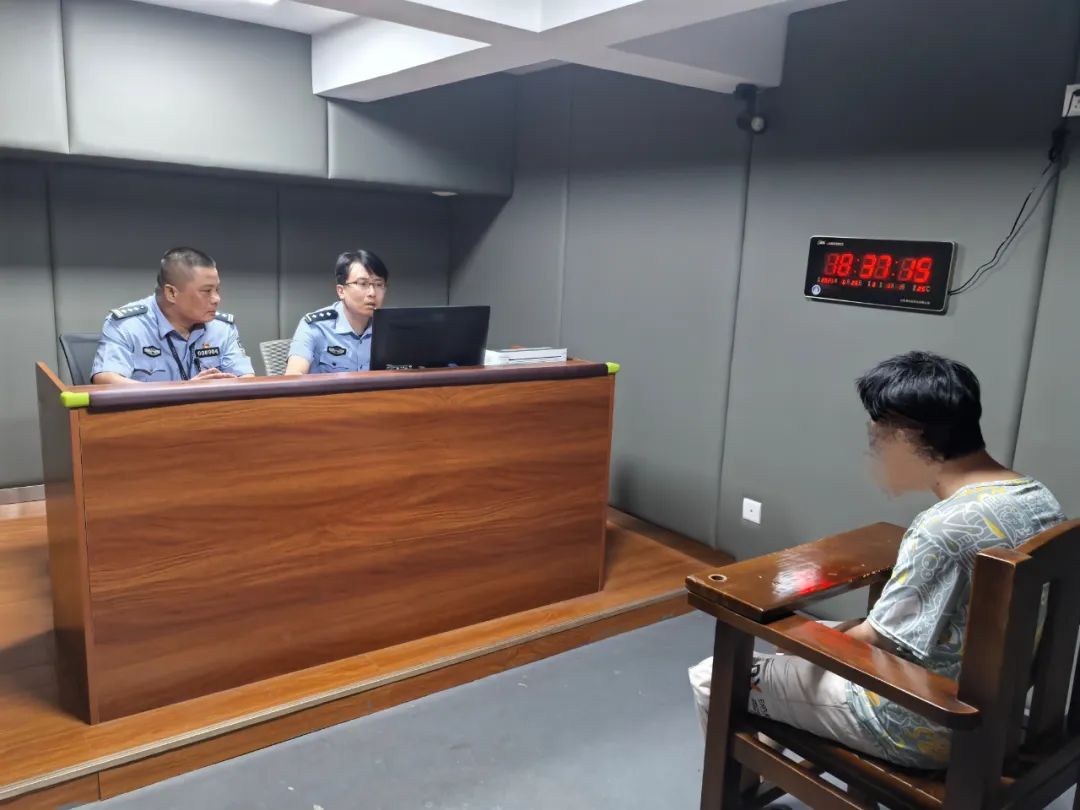 一男子在济南街头拦截攀爬过往车辆，警方通报：冯某已被拘留