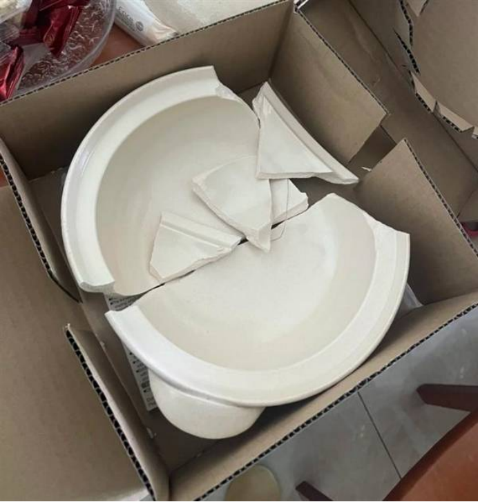 网购无印良品陶瓷碗收到一堆碎片 客服仅赔4元惹争议